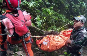 Prajurit TNI Temukan Dua Korban Kecelakaan Pesawat ATR 42-500 di Gunung Bulusaraung