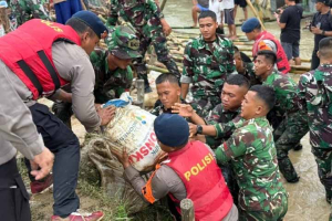 Brimob PMJ Gerak Cepat Perbaiki Tanggul Jebol Muara Gembong