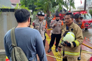 Brimob Dukung Kelancaran Penanganan Kebakaran Kafe di Cempaka Putih
