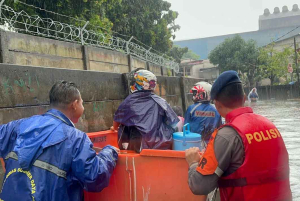 Brimob PMJ Siaga Banjir Rawa Terate, Pastikan Warga Aman