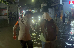 Hujan Deras Rendam Pondok Aren, Brimob PMJ Bergerak Cepat
