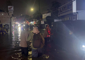 Brimob PMJ Bergerak Cepat Bantu Warga Pondok Aren