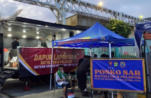 Brimob PMJ Gelar Dapur Lapangan untuk Warga Terdampak Banjir di Rawa Teratai