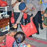 Di Tengah Banjir, Brimob Hadir Menghangatkan Harapan Warga Tanjung Priok