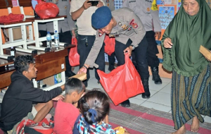 Di Tengah Banjir, Brimob Hadir Menghangatkan Harapan Warga Tanjung Priok