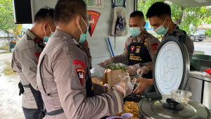 Batalyon B Pelopor Satbrimob PMJ Buka Dapur Umum