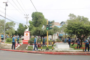 Prajurit Lanal Bengkulu Rawat Tugu Hiu Sambut Hari Dharma Samudera