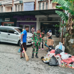 Babinsa Koramil Kota Ajak Warga Bersihkan Sampah