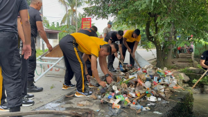 Brimob Polda Metro Jaya Gelar Bakti Sosial Kebersihan di Masjid Jami Nurul Jannah Hegarmukti