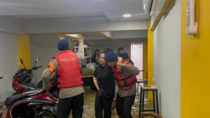 Tim SAR Detasemen Gegana Brimob Evakuasi Warga Terdampak Banjir di Golden Ville Jakarta Barat
