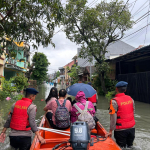 Tim SAR Brimob Sigap Evakuasi Warga Terdampak Banjir di Puri Kartika Pondok Kacang