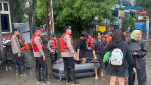 Brimob Metro Jaya Siaga Hadapi Banjir Jakarta