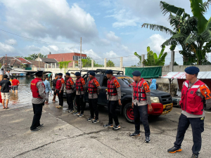 Tim SAR Brimob Metro Jaya Sigap Evakuasi Warga Terdampak Banjir Priuk Damai