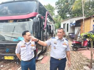 Dishub Kota Bekasi Tinjau Aktivitas Pool Bus di Jalan Raya Pekayon