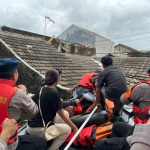 Patroli Siaga Banjir, Tim SAR Brimob Batalyon C Pelopor Evakuasi Warga Priuk Damai