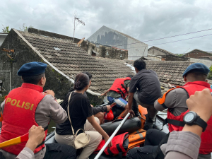 Patroli Siaga Banjir, Tim SAR Brimob Batalyon C Pelopor Evakuasi Warga Priuk Damai