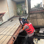 Brimob Polda Metro Jaya Sigap Evakuasi Warga Banjir Priuk Damai