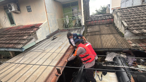 Brimob Polda Metro Jaya Sigap Evakuasi Warga Banjir Priuk Damai