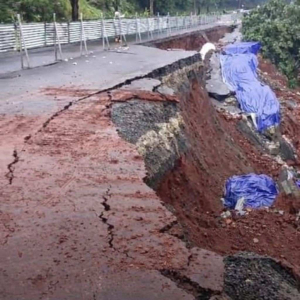 Longsor Akses Jalan CBD Jatisampurna, BPBD Kota Bekasi Lakukan Penanganan Awal