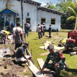 Babinsa Kokonao Gotong Royong Cor Jalan Gereja