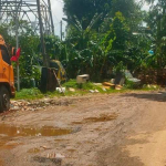 Parkir Truk Diduga Penyebab Jalan Rusak, Warga Menunggu Sikap Pemerintah