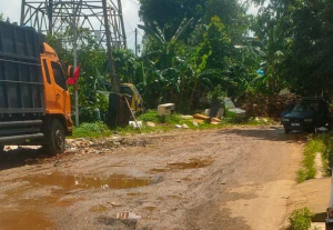Parkir Truk Diduga Penyebab Jalan Rusak, Warga Menunggu Sikap Pemerintah