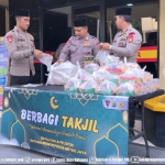 Pengendara Serbu Takjil Brimob