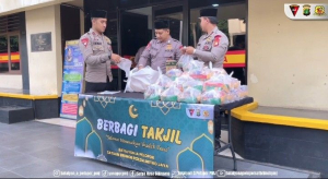 Pengendara Serbu Takjil Brimob