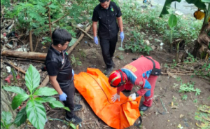 Rescue Damkar Evakuasi Jasad Bayi di Kali Sunter Jaticempaka