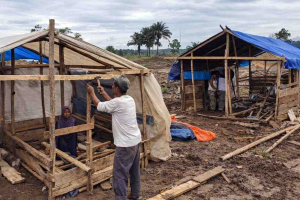 Warga Korban Banjir Aceh Timur Bangun Huntara Secara Mandiri