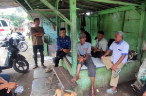 Lurah Ciketing Udik Jemput Warga Lansia Tersesat di Bogor
