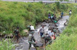 Kodim 1714 Puncak Jaya Pelopori Giat Bebas Sampah