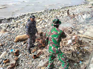 TNI AL Bersama Kodim Bersihkan Pantai Manna