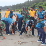 Lanal Bengkulu Bersihkan Pantai Panjang