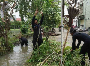 Brimob-Warga Bergerak Bersihkan Cikarang Pusat