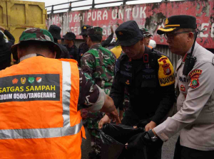 Brimob Metro Jaya Gerakkan Aksi Bersih Ciputat