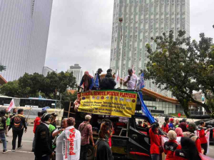Brimob Batalyon C Beri Pelayanan Humanis Dalam Aksi Damai di Gambir