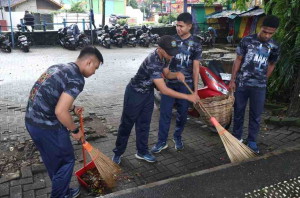 TNI-Polri Bersihkan Sungai Martapura Bersama
