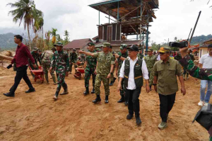 Richard Tampubolon Dampingi Penyerahan Bantuan Pascabencana