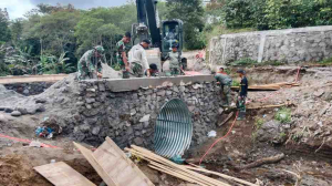Satgas Kodam IM Percepat Jembatan Armco Bener Meriah