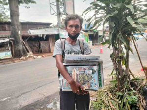 Tukang Koran Keliling Bertahan di Era Digital