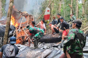 TNI Evakuasi Kecelakaan Pesawat Pelita Air
