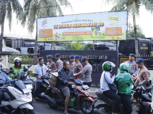 Brimob Tebar Takjil, Hangatkan Sore Ramadhan