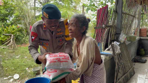 Brimob Antar Berkah Ramadan ke Sukalaksana