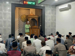 Warga Tangerang Sambut Tarawih Brimob