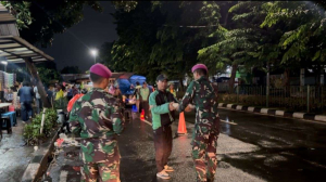 Sahur Humanis Marinir Hangatkan Dini Hari Jakarta