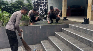 Ramadan Hangat, Brimob dan Warga Bersatu Bersihkan Musholla