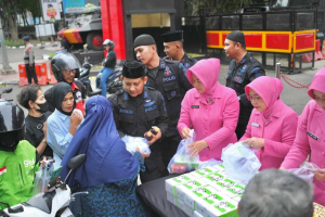 Brimob Tebar Takjil, Hangatkan Ramadan Jakarta