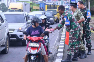 Lanud Sultan Hasanuddin Tebar Takjil Ramadan