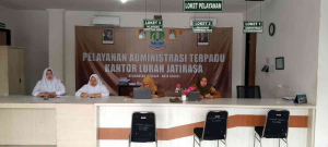 Jalan Rusak di Jatiasih Picu Kecelakaan, Warga Soroti Bekas Galian Kabel